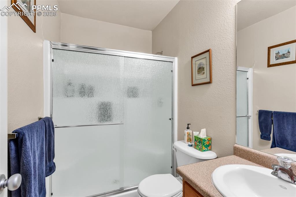 Image 34 of 50: Bathroom