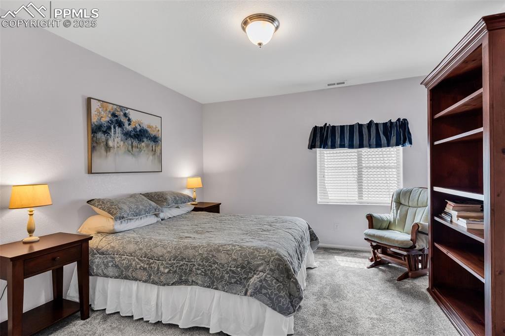 Image 35 of 50: Bedroom