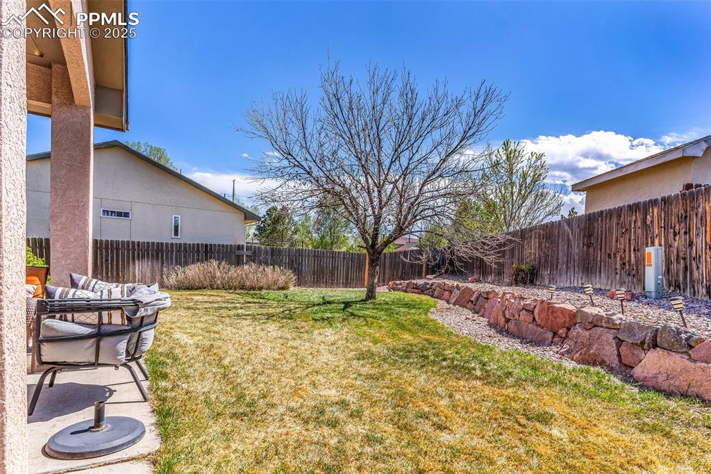 Image 42 of 50: Yard