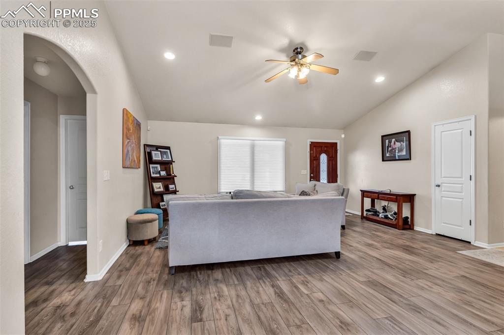 Image 6 of 50: Living Room