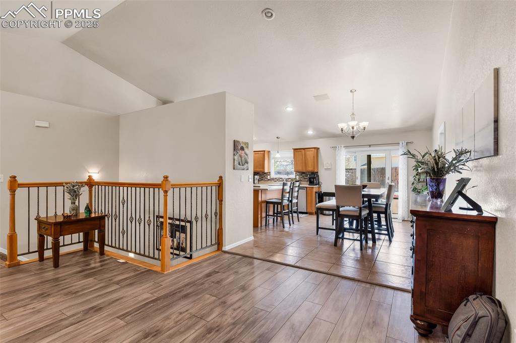 Image 7 of 50: Dining Area