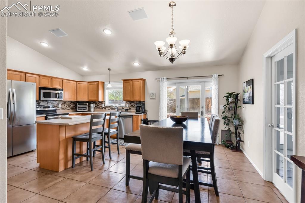 Image 8 of 50: Dining Area