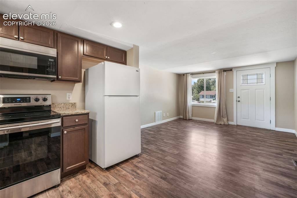 Image 11 of 50: Kitchen