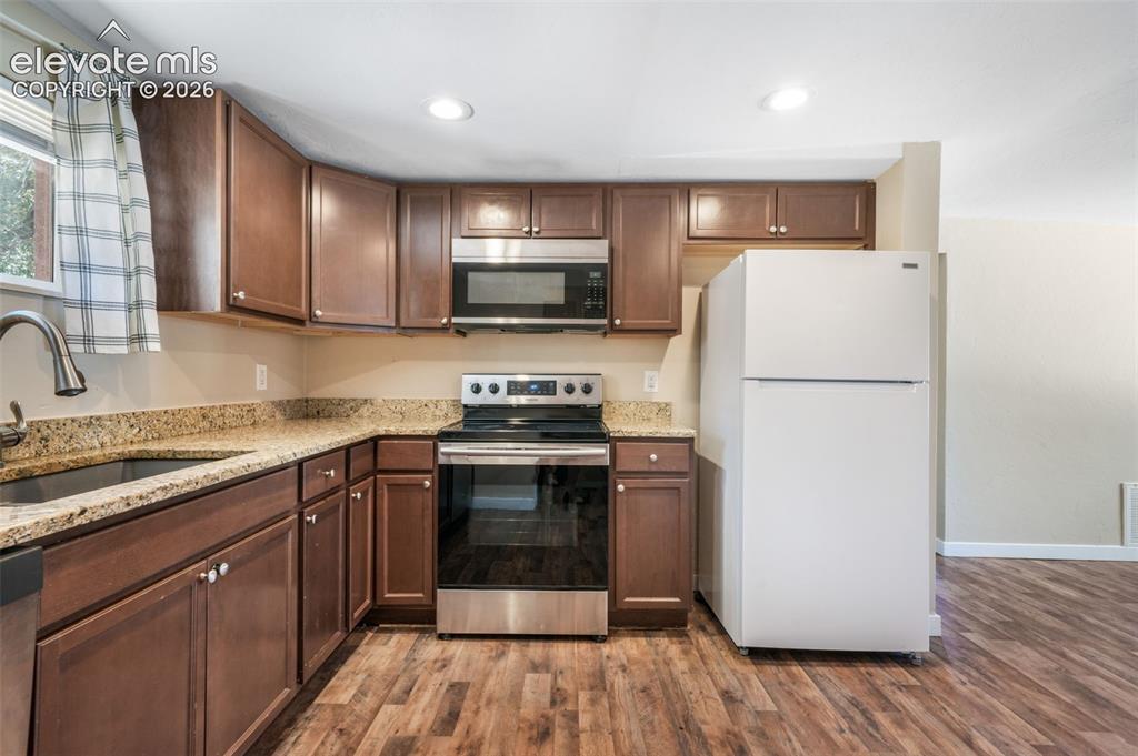 Image 12 of 50: Kitchen
