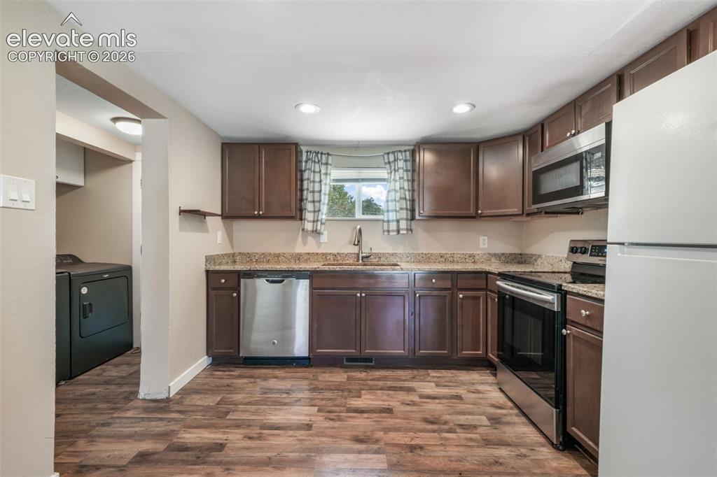 Image 14 of 50: Kitchen