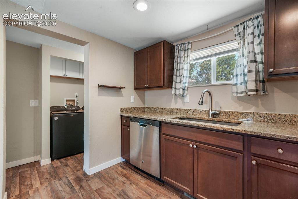 Image 15 of 50: Kitchen