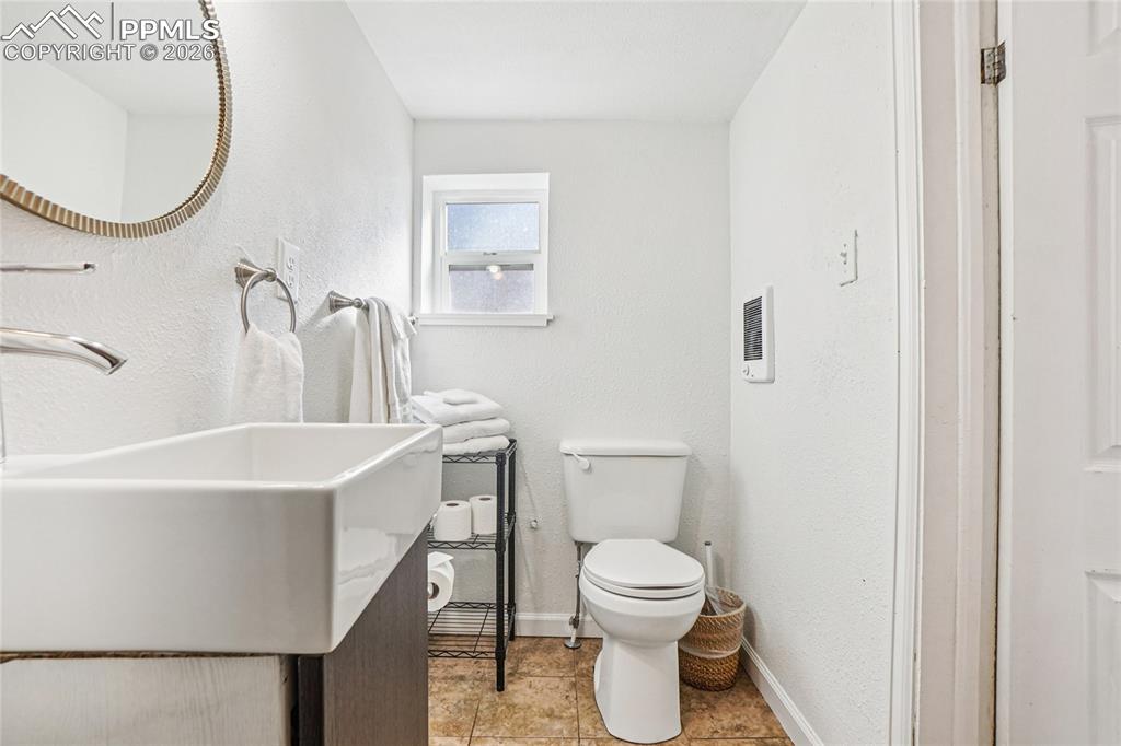 Image 22 of 46: Bedroom