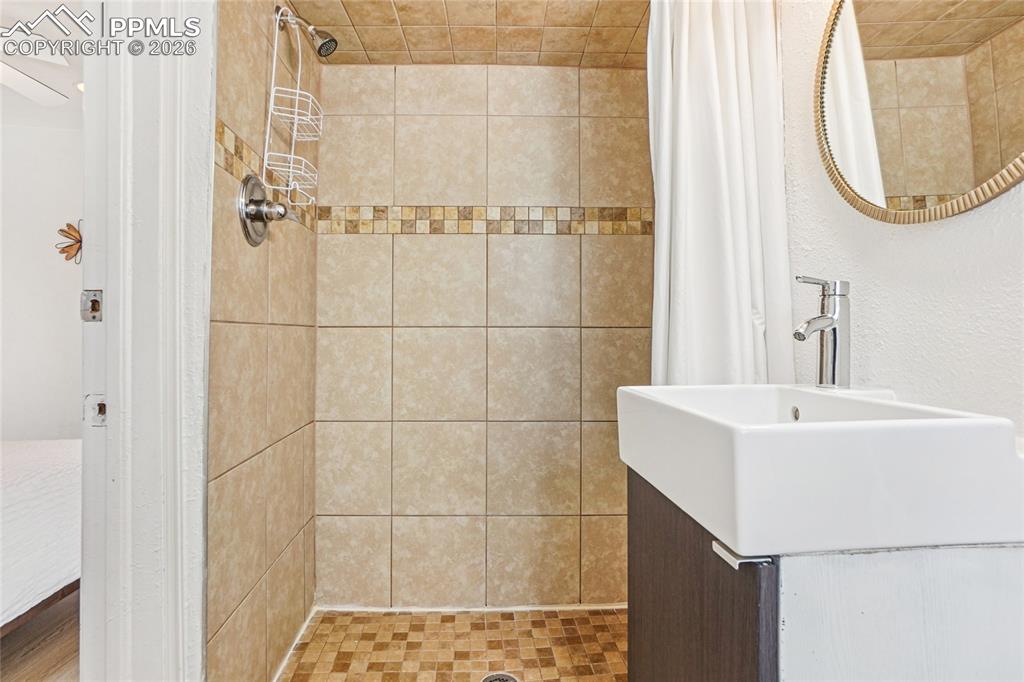 Image 23 of 46: Bathroom