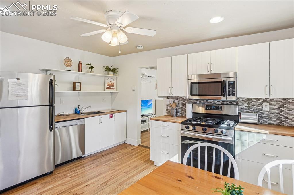 Image 31 of 46: Kitchen