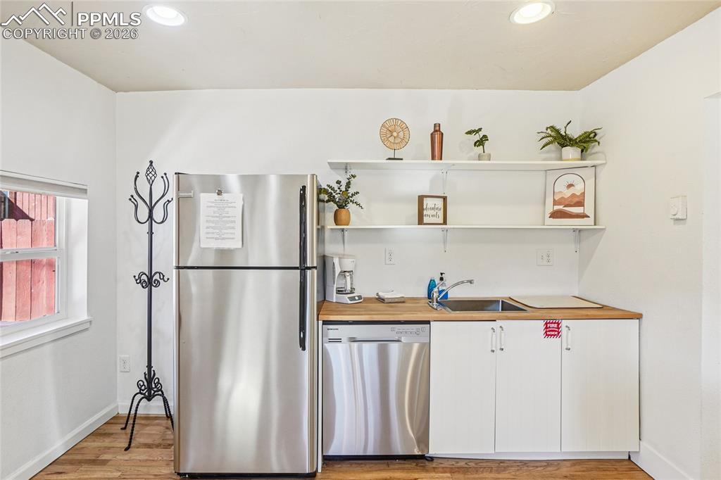 Image 32 of 46: Kitchen