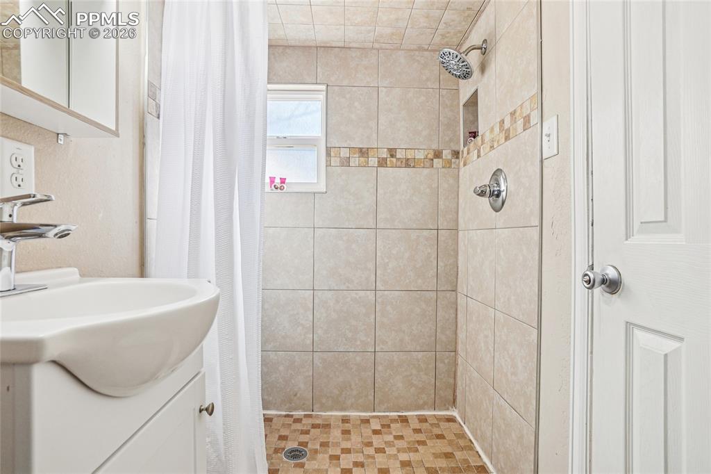 Image 36 of 46: Bathroom