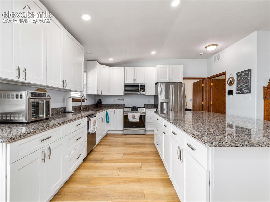Image 4 of 48: Kitchen