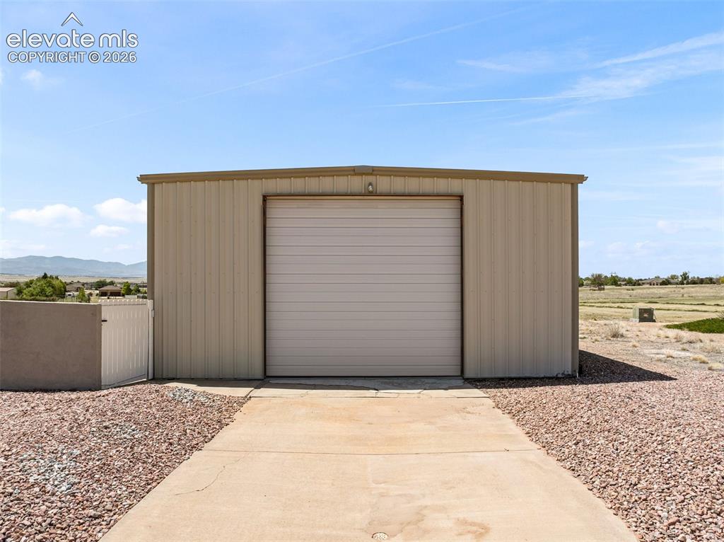 Image 41 of 48: Garage