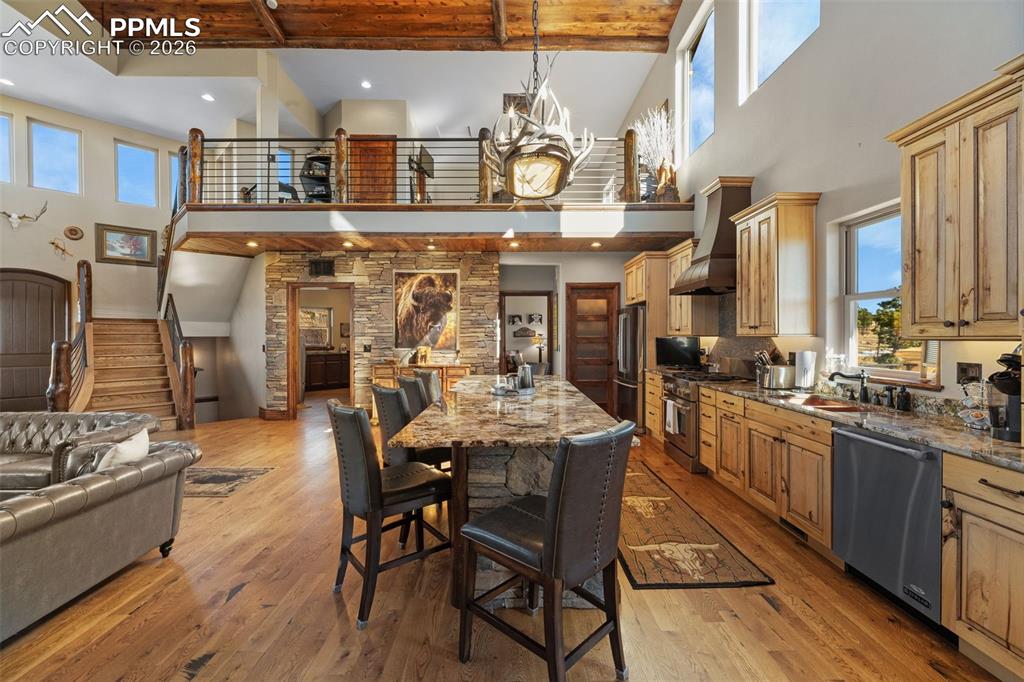 Image 13 of 50: Kitchen