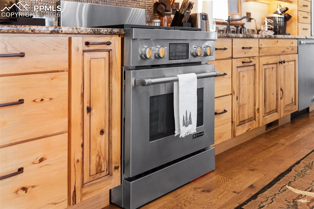 Image 15 of 50: Kitchen