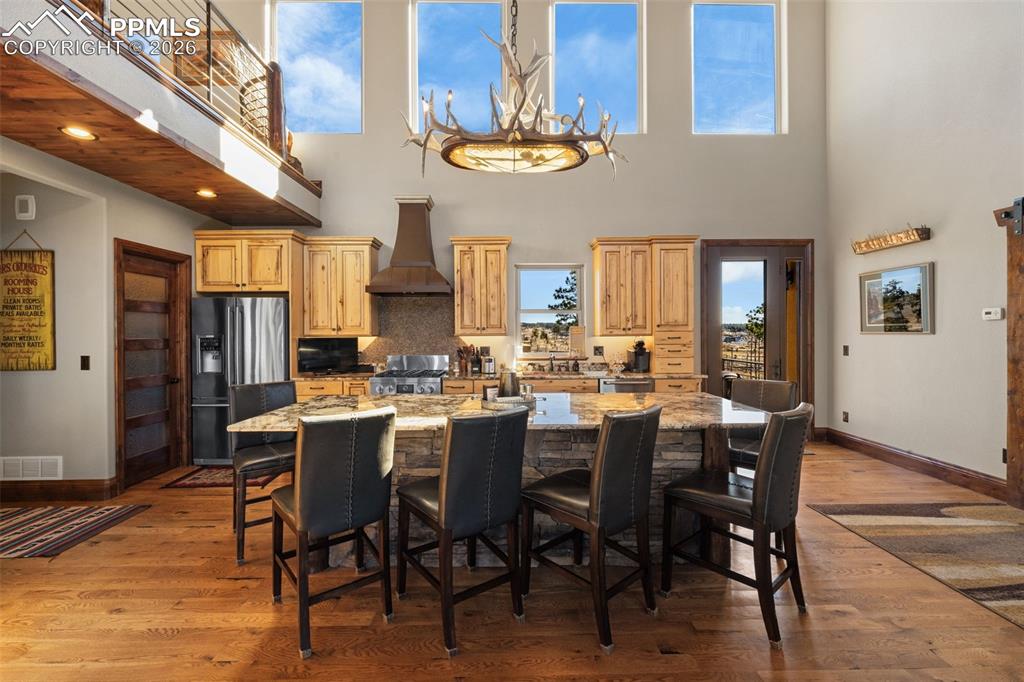 Image 16 of 50: Kitchen