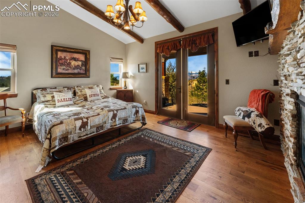 Image 20 of 50: Bedroom