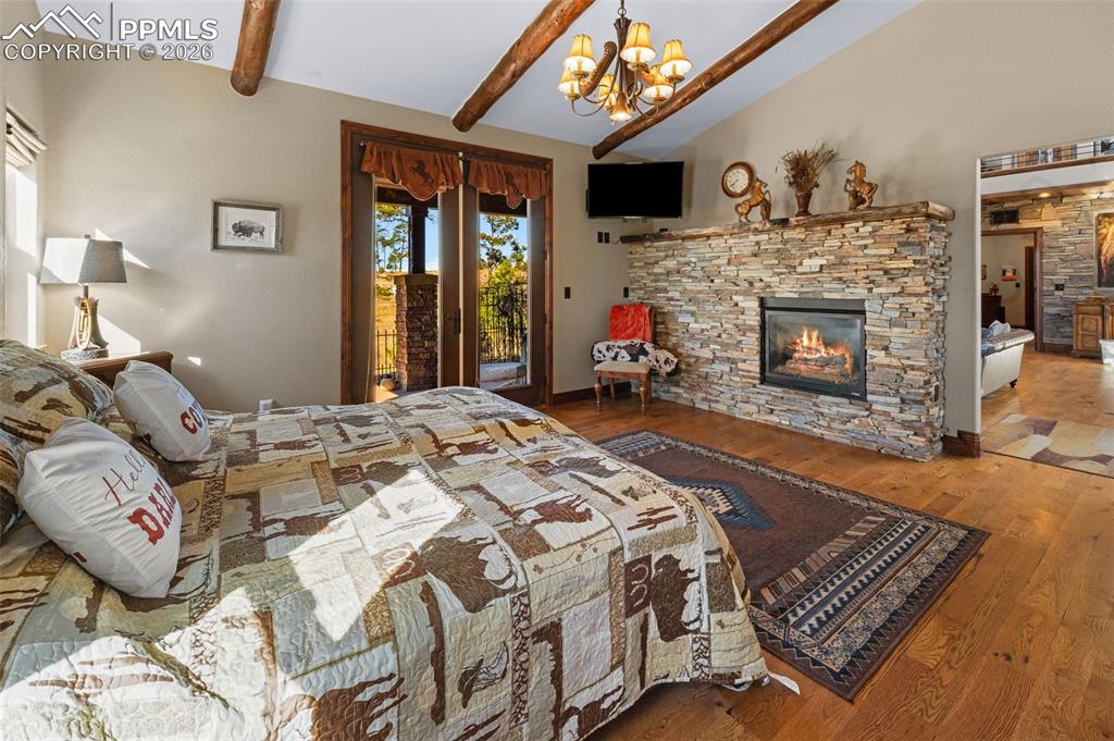 Image 21 of 50: Bedroom