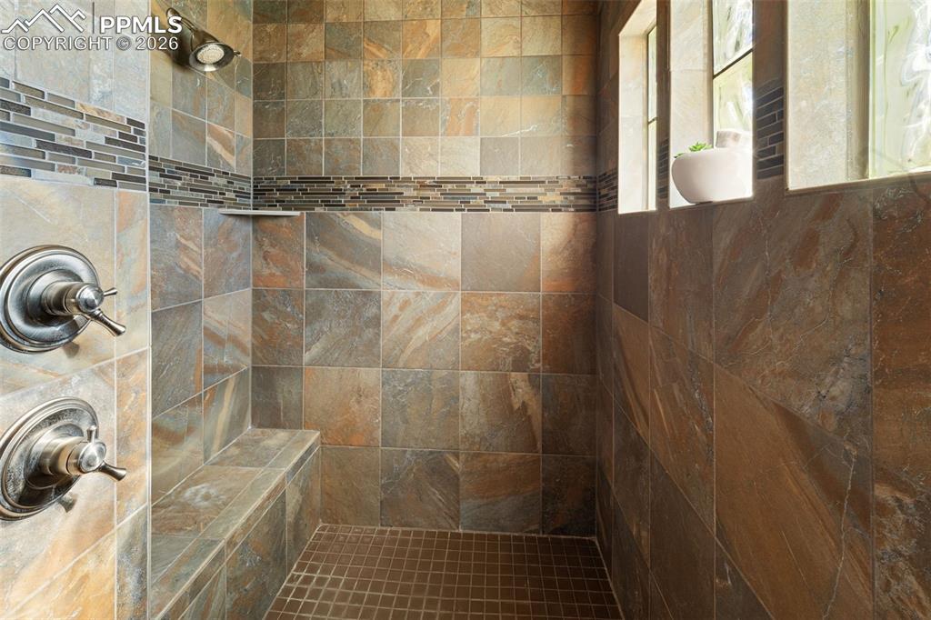 Image 23 of 50: Bathroom