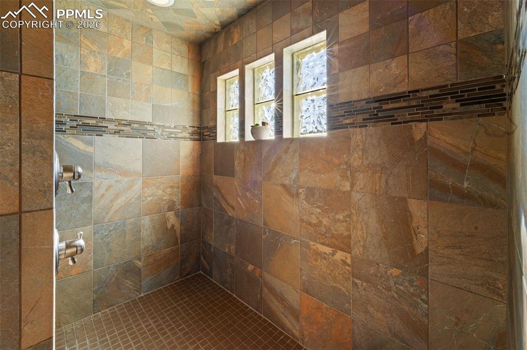 Image 24 of 50: Bathroom