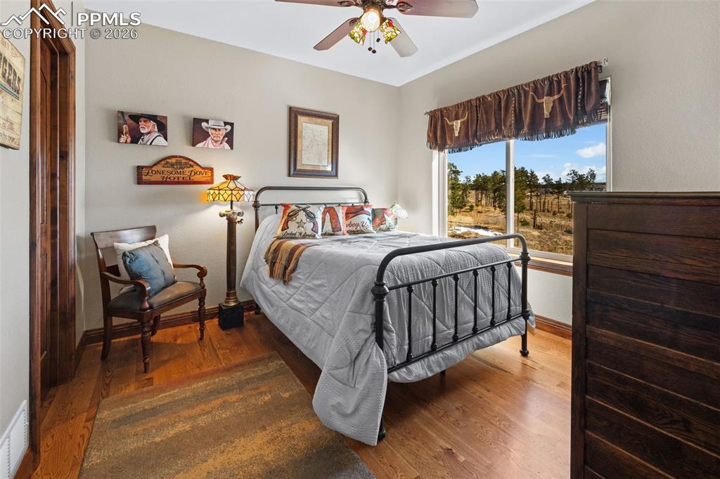 Image 27 of 50: Bedroom