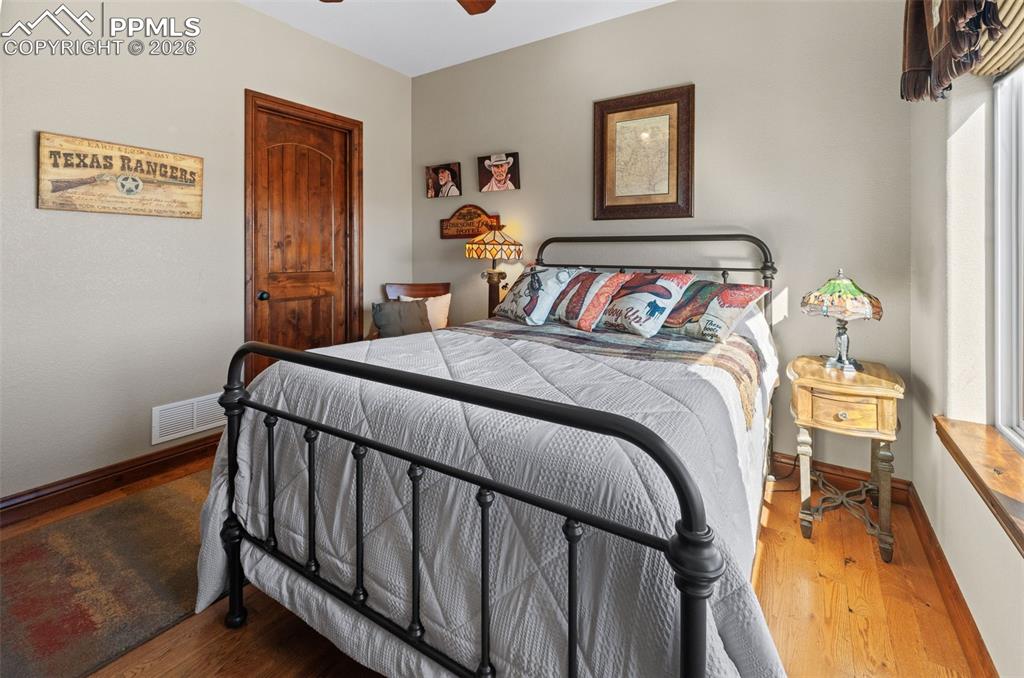 Image 28 of 50: Bedroom