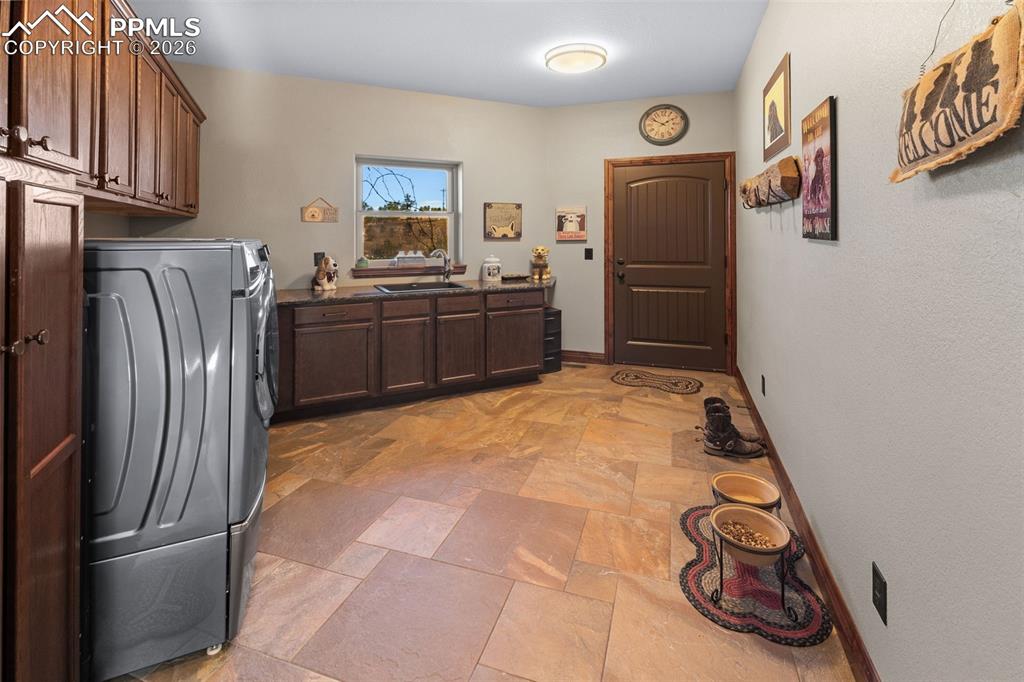 Image 30 of 50: Laundry