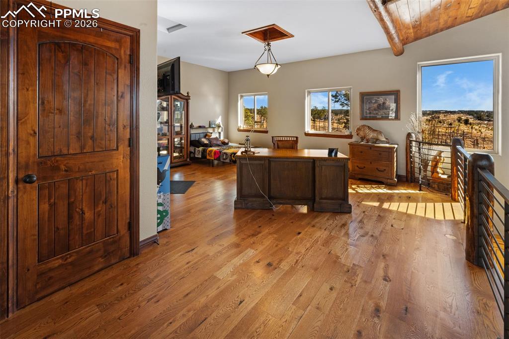 Image 32 of 50: Office