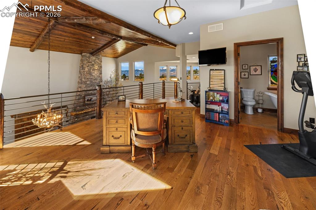 Image 33 of 50: Office