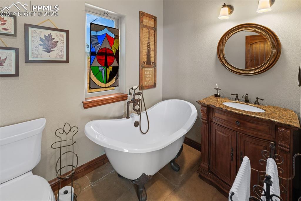 Image 34 of 50: Bathroom