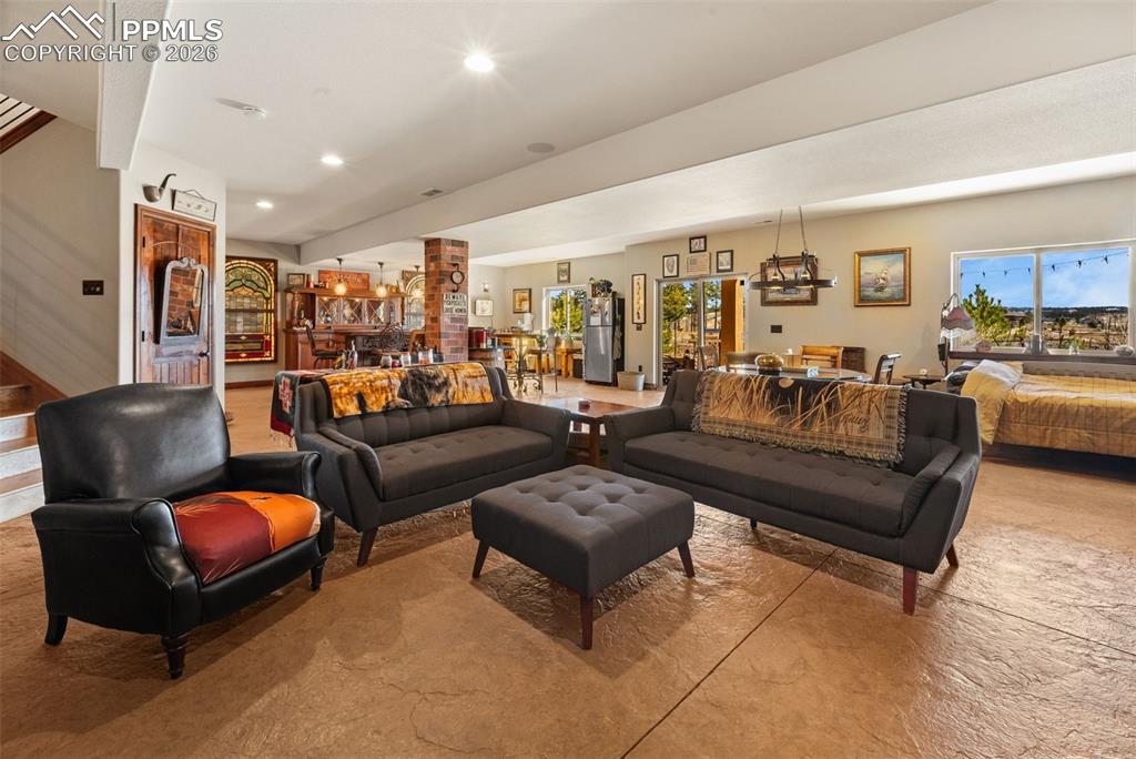 Image 35 of 50: Living Room