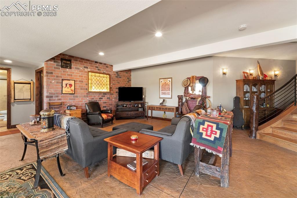 Image 38 of 50: Living Room