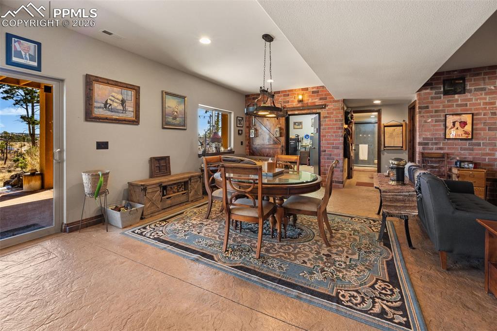 Image 39 of 50: Dining Area