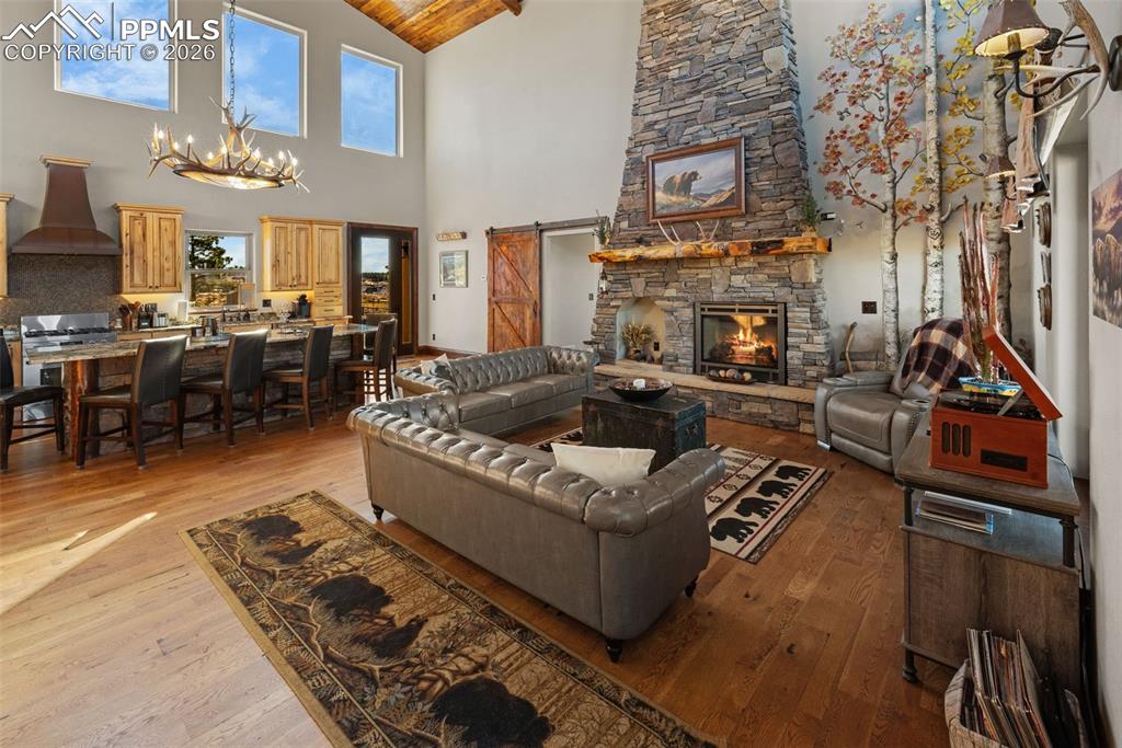 Image 4 of 50: Living Room