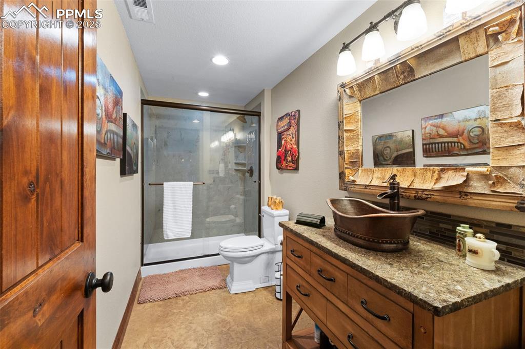 Image 45 of 50: Bathroom