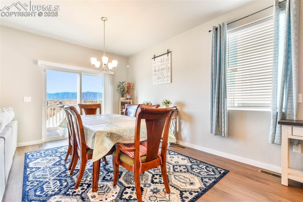 Image 11 of 50: Dining Area