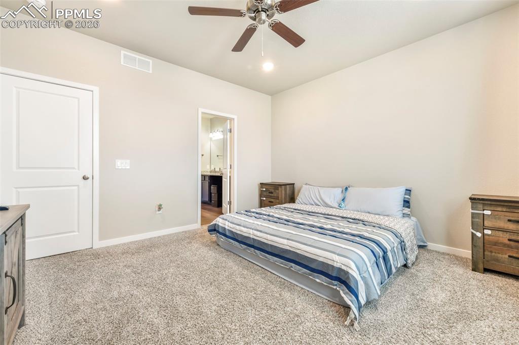 Image 16 of 50: Bedroom