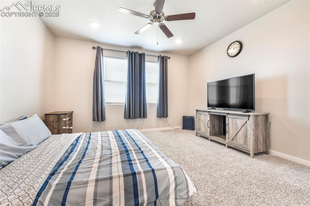 Image 17 of 50: Bedroom