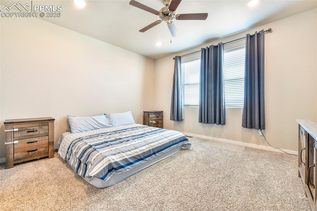 Image 18 of 50: Bedroom