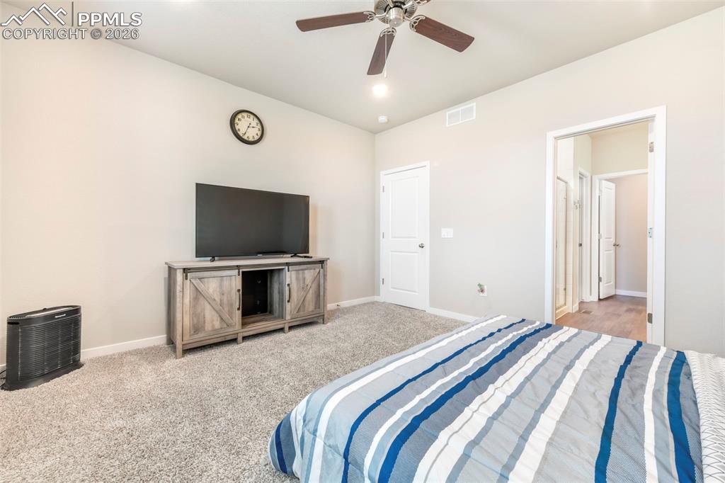 Image 19 of 50: Bedroom