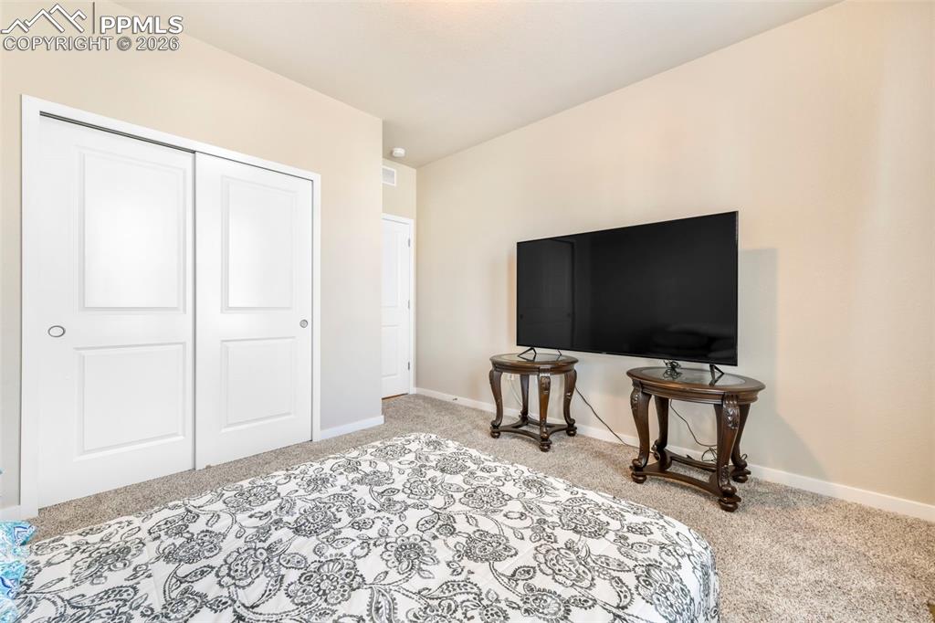 Image 23 of 50: Bedroom