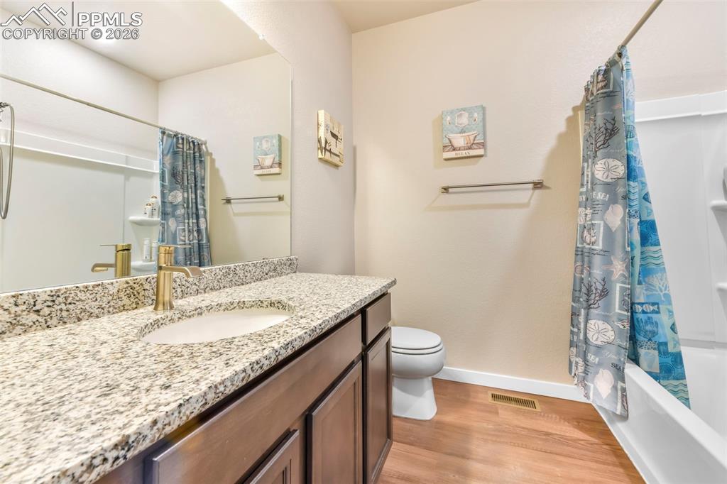 Image 24 of 50: Bathroom