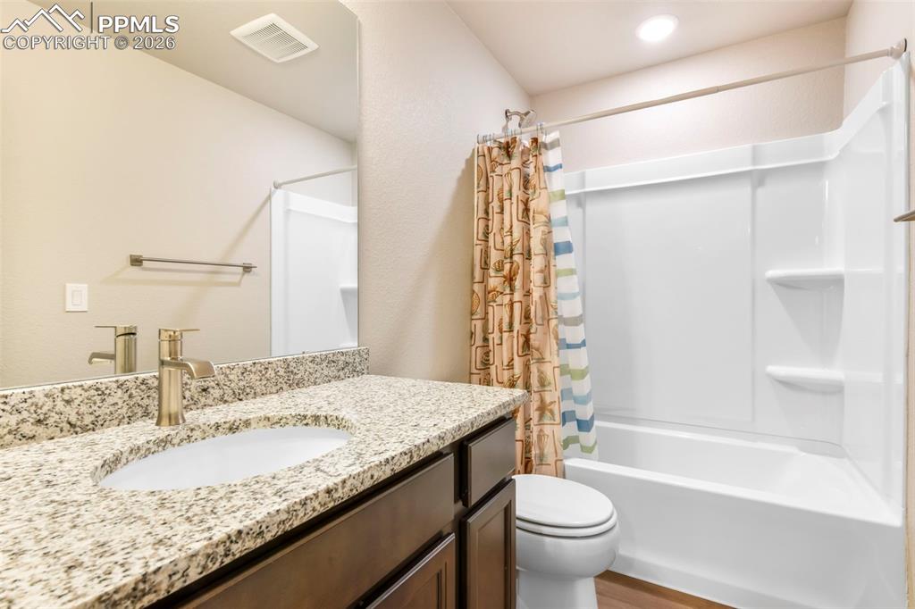 Image 32 of 50: Bathroom