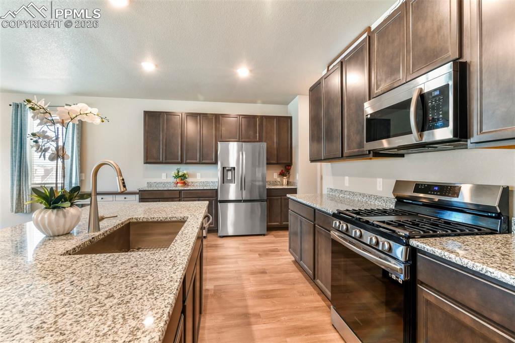 Image 4 of 50: Kitchen