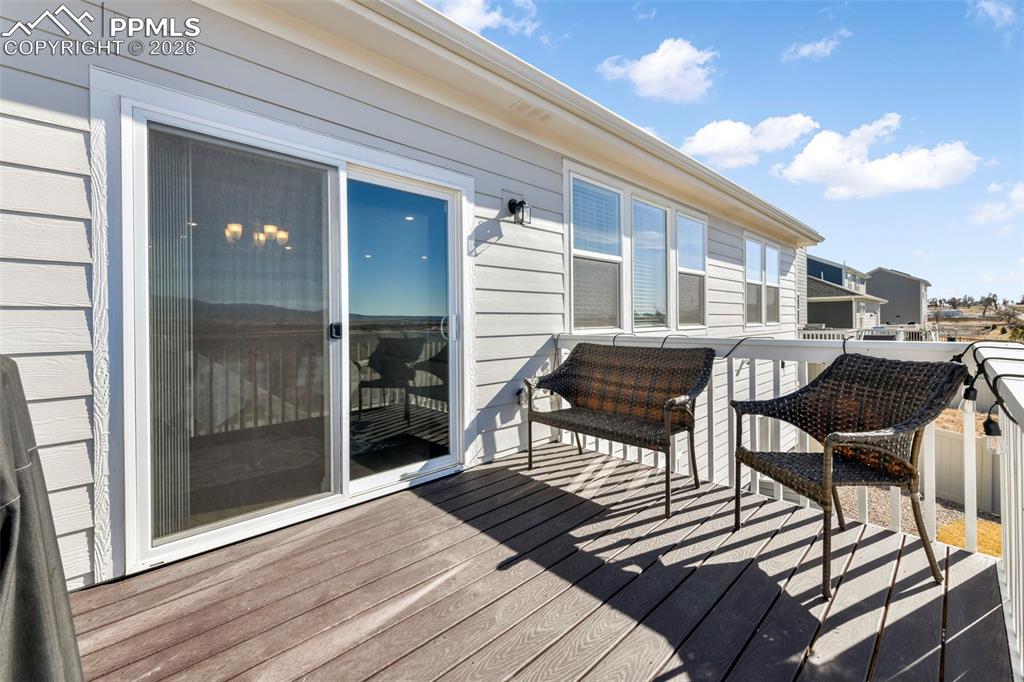 Image 40 of 50: Deck