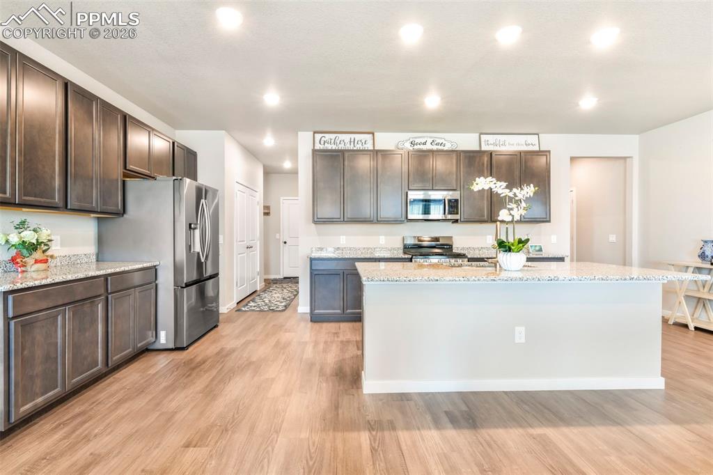 Image 7 of 50: Kitchen