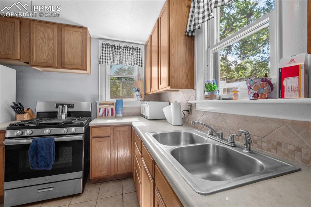 Image 10 of 20: Kitchen