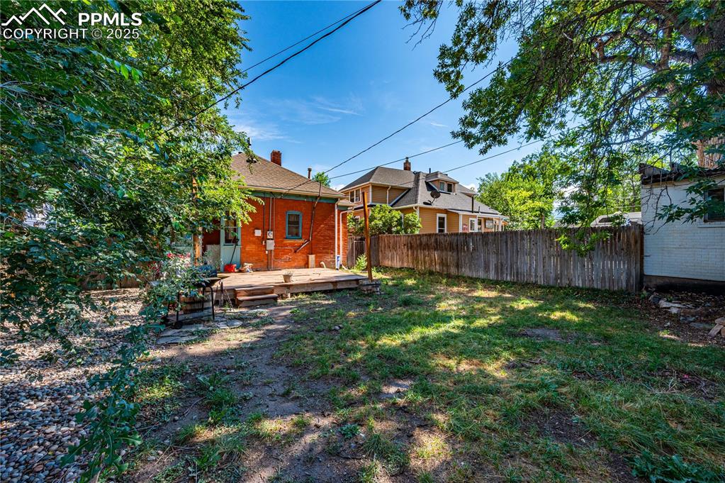 Image 14 of 20: Yard