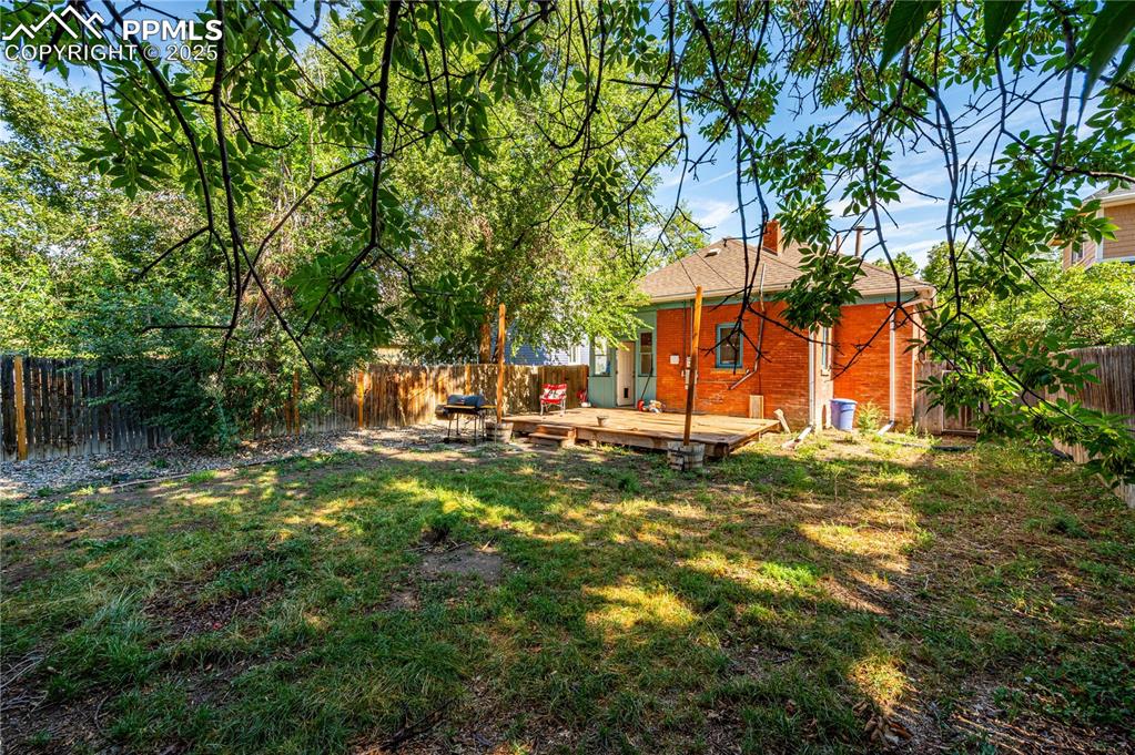 Image 15 of 20: Yard