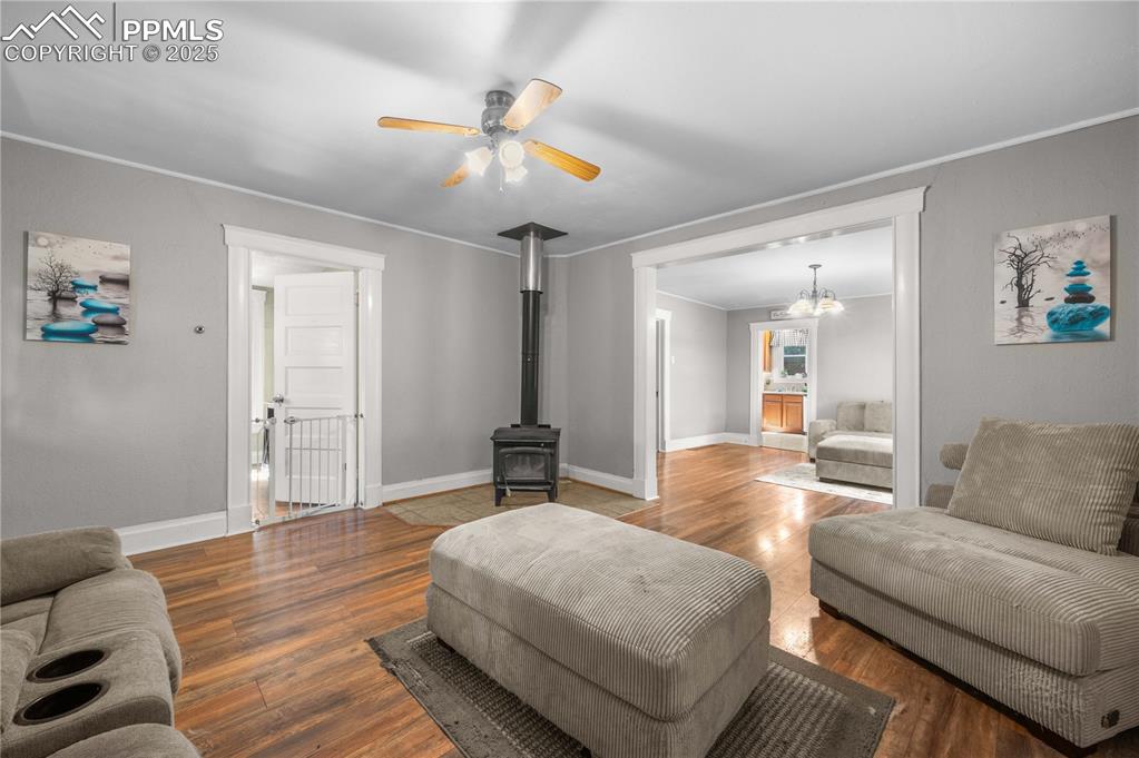 Image 4 of 20: Living Room